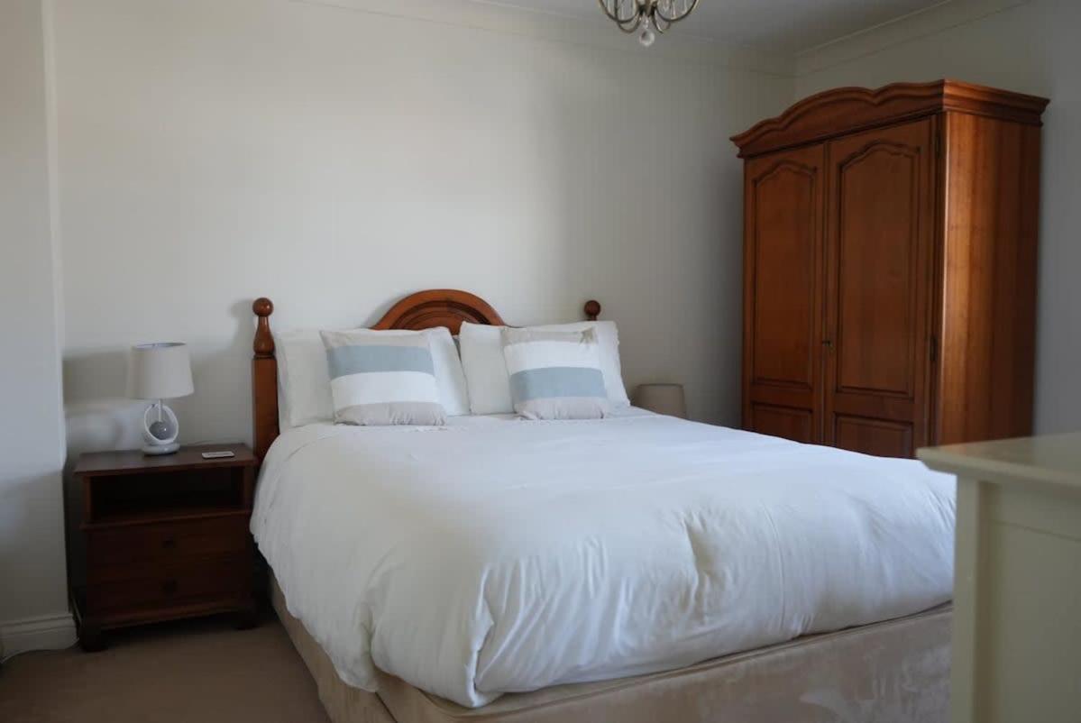 Villa Fabulous High Street Townhouse With Stunning Views & Parking At 'Eagles Nest' à Falmouth Extérieur photo